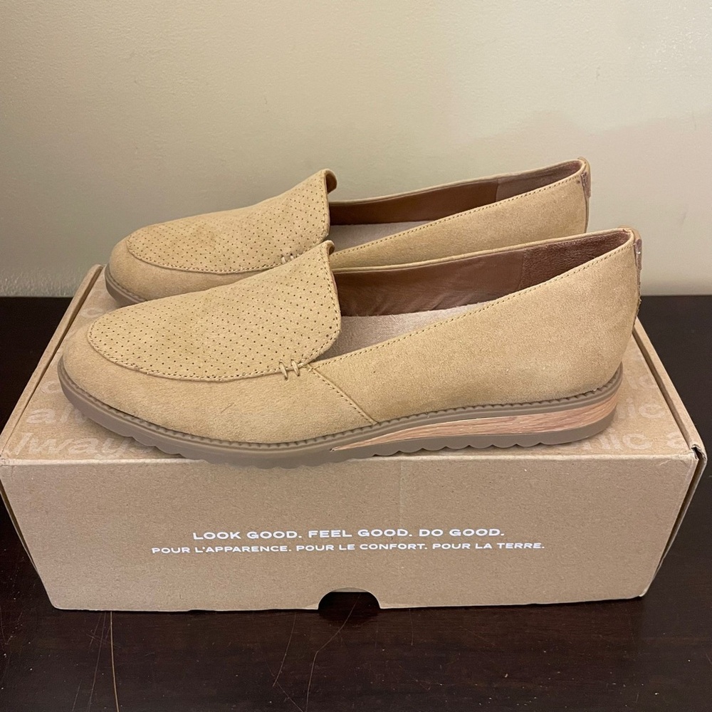 Dr. Scholl's Women's Jet Away Flat Loafer 6 Chip Brown Microfiber